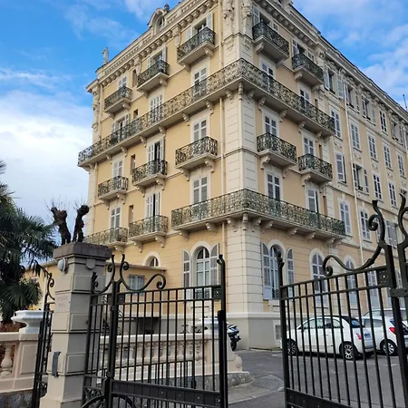 Au Palace Le Splendide 아파트 *